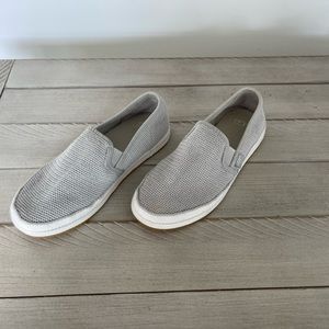 UGG women’s size 6 light gray loafer slip on sneaker shoes
